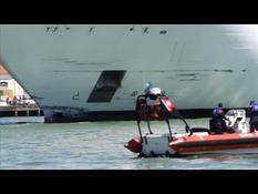 Italy: a ship out of control in Venice