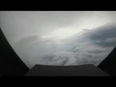 Des images filmées depuis un avion montrent le centre de l'ouragan Isaias