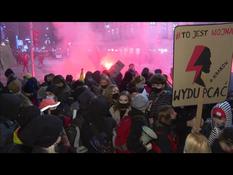 Poland: clashes between pro-abortion demonstrators and nationalists during a demonstration in Varso