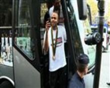 Guard of honor on the Champs-Elysées for the return of Les Bleus