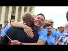 USA: singing, flags and crying to celebrate gay wedding