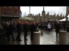 Hundreds of people say goodbye to Stephen Hawking