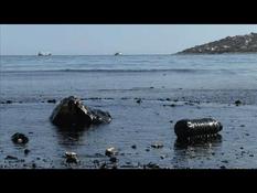 Greece: pollution in Salamis by the sinking of an oil tanker