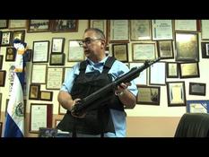 Salvador: Armed mayor patrols his village against gangs