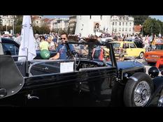 A parade of vintage cars in the footsteps of the Baltic human chain