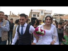 Syria: a couple displaced by the Turkish offensive marry in a school