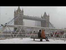 UK: snow continues to fall on London