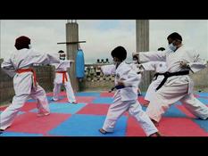 Coronavirus: in Gaza, a karate coach trains with his family on the roof of their house