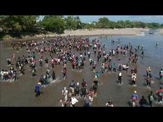 Migrants cross river to reach Mexico