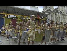 Festivalgoers continue the festival at the Rio carnival despite a first case of coronavirus in Brazil
