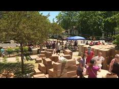 USA: Collecting and distributing food donations in a church in Minnesota