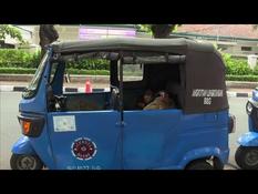 Indonesia: tuk-tuk drivers threatened by "Uber"