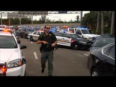 USA: Police arrive at the scene of the shooting (2)