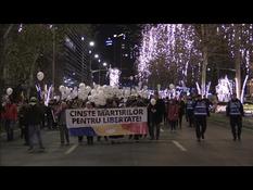 Romania: candles and white balloons for the dead of the 1989 revolution