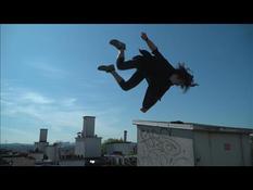 Freerunner, he plays cat perched on the roofs of Paris during confinement