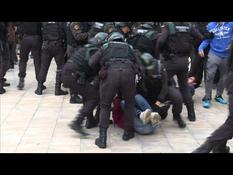 Catalan referendum: police block polling stations