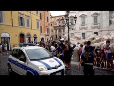 Rome police ask tourists to wear masks