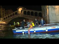 Venice: gondoliers dive to recover lagoon waste