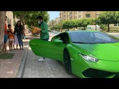 In Dubai, mangoes delivered at home by a Lamborghini