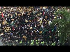 Indonesia: Students invade local parliament Padang