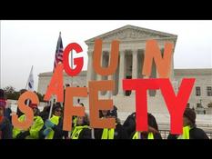 USA: demonstration before the Supreme Court, where the firearms file is examined