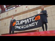 Climate: protesters block subway line in London
