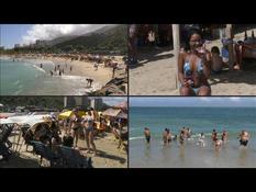 Venezuelans go to the beach to forget about political problems