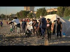 "Tahrir Beach": in Baghdad, under the cobblestones the beach